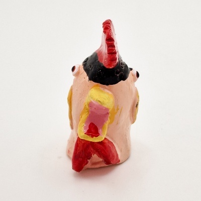 Figurine cerâmica de galinha pintada vista de trás