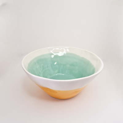 Taça cerâmica branca com base amarela e interior azul-esverdeado brilhante