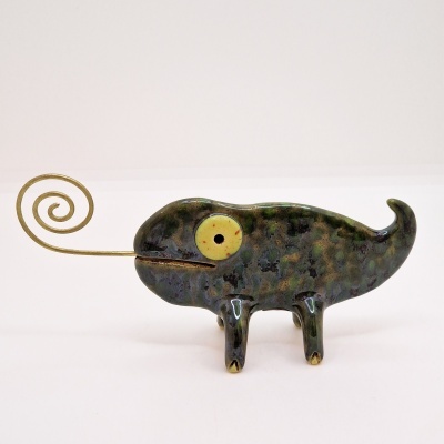 Escultura cerâmica camaleão verde com elemento metálico ondulado