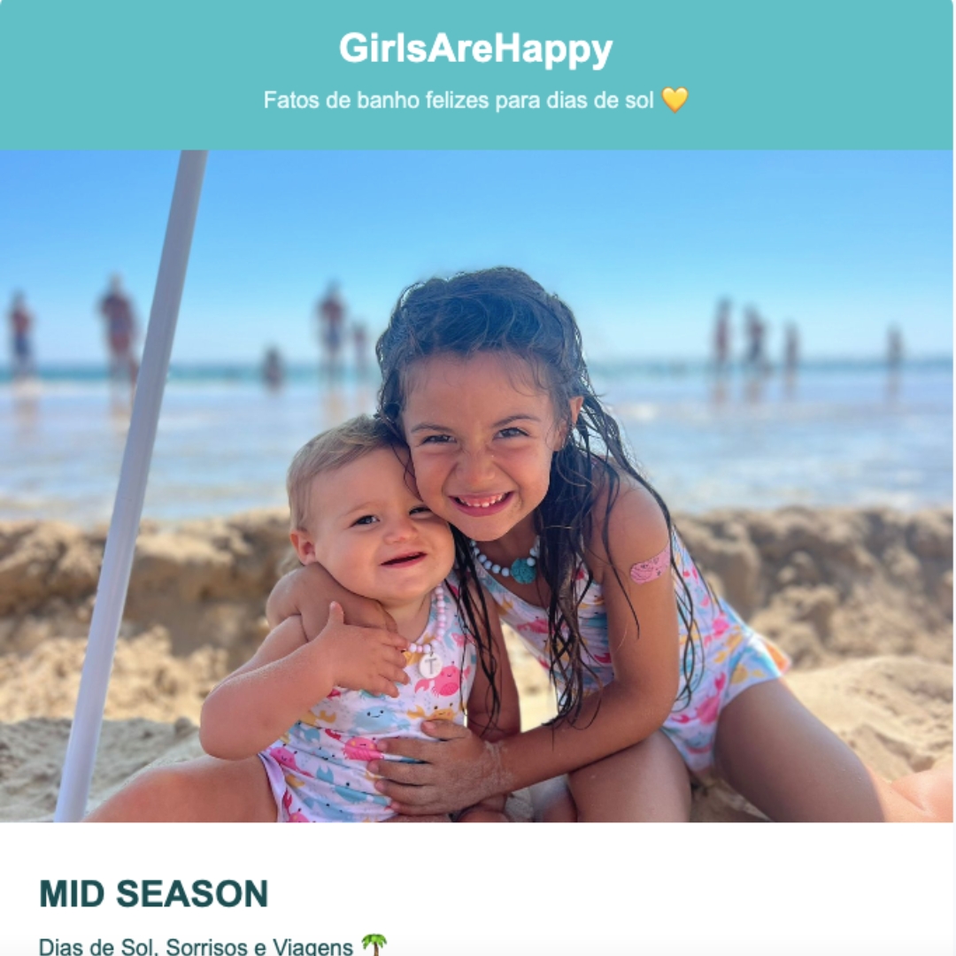 Duas crianças vivem na praia com fatos de banho coloridos e padrão floral sob céu azul