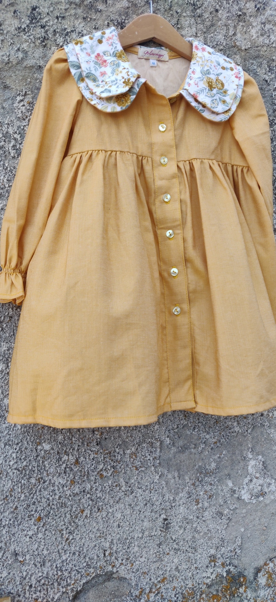 Vestido Yellow Vestido infantil amarelo com gola floral e botões frontais