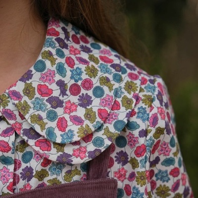 Blusa floral colorida com gola arredondada e pregas no decote