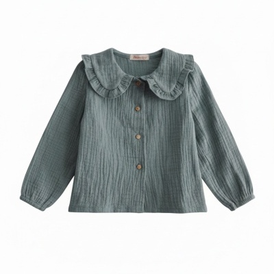Blusa infantil azul esverdeada com gola folhada e botões de madeira