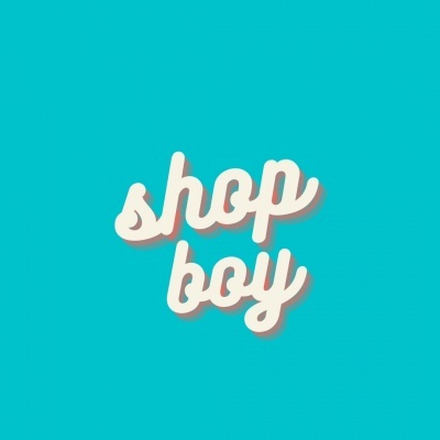 Texto 'shop boy' em relevo branco com sombra rosa sobre fundo azul turquesa