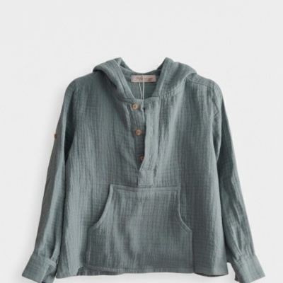 Camisola azul esverdeada com capuz e botões de madeira