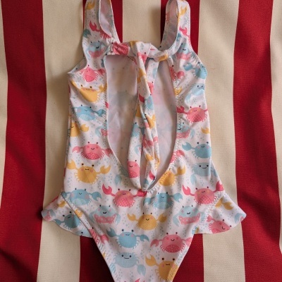 Fato de banho de criança com padrão de caranguejos coloridos