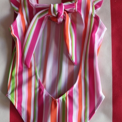 Fato de banho listrado colorido com laço