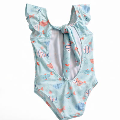 Fato de banho infantil azul claro com padrão de peixes coloridos e laço nas costas