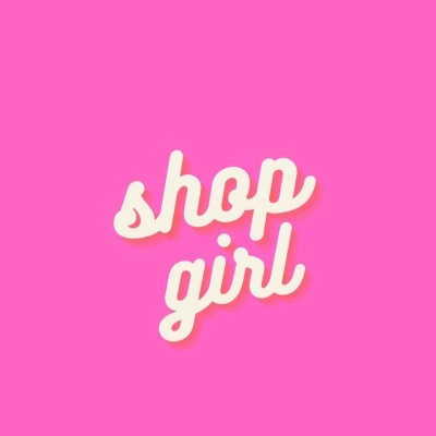 Texto 'shop girl' em letras cursivas brancas sobre fundo rosa