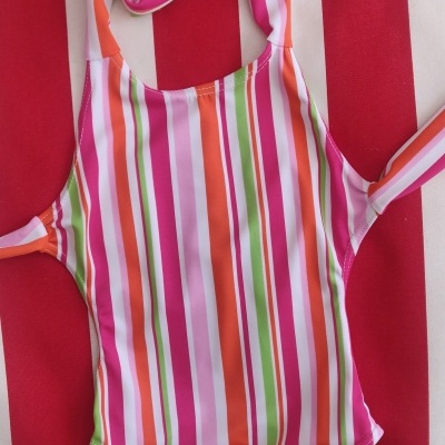 Fato de banho listrado em várias cores