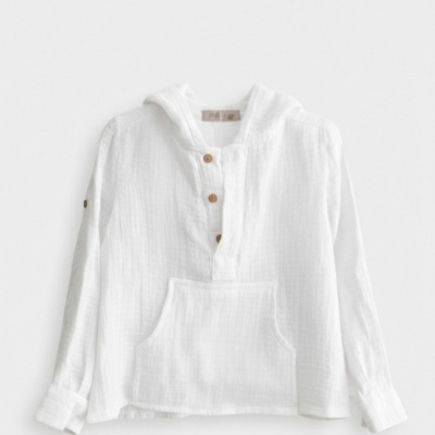 Camisola branca com capuz e botões, tecido leve e bolso frontal.