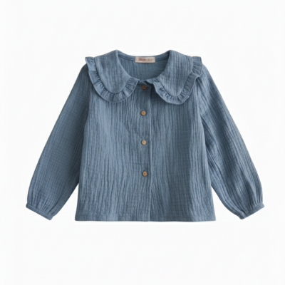 Camisa azul de manga comprida com botões castanhos e gola com folhos