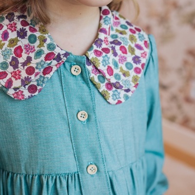 Vestido azul com gola floral colorida para criança