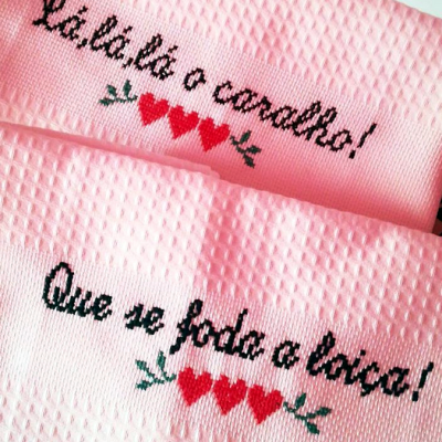 Dois panos de cozinha rosas bordados com frases em português e corações vermelhos
