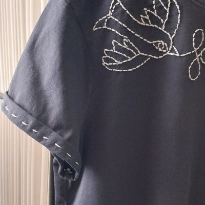 T-shirt cinzenta escura com bordado branco e pesponto na manga