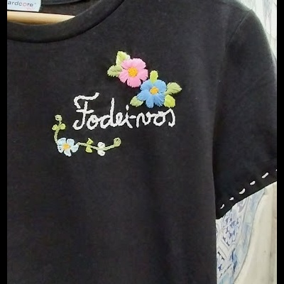 T-shirt preta com bordado de flores e texto