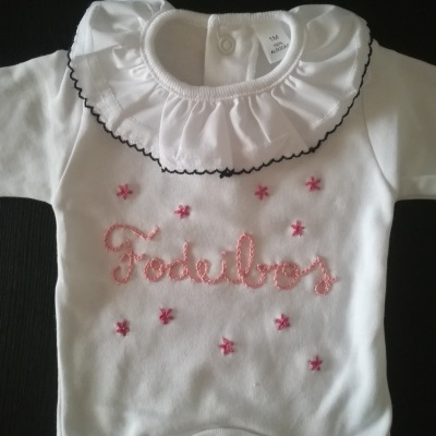 Body de bebé branco com gola rodada e bordado cor-de-rosa com a palavra 'Fofeiros'