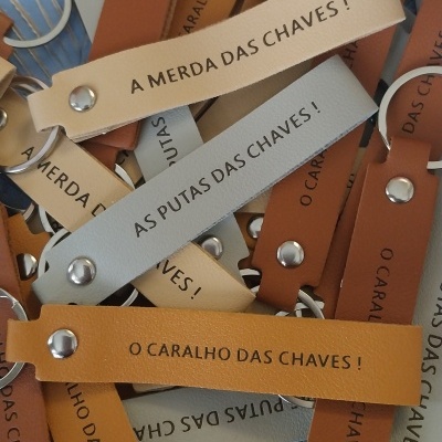 Porta-chaves de couro colorido com frases gravadas