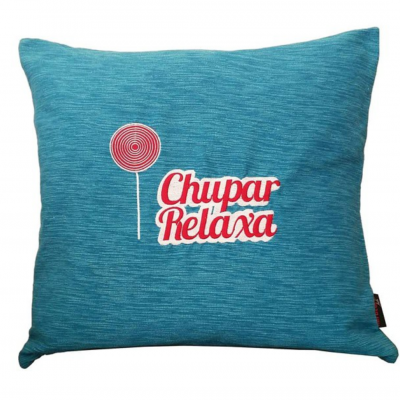 Almofada azul com texto 'Chupar Relaxa' e desenho de pirulito
