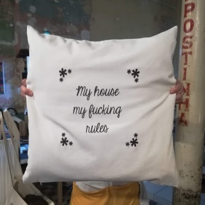 Almofada branca com texto bordado preto 'My house my fucking rules'