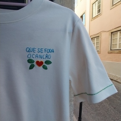 T-shirt branca com bordado de mensagem e coração ao ar livre