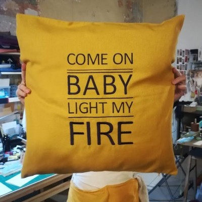 Almofada amarela com texto preto em ambiente interior