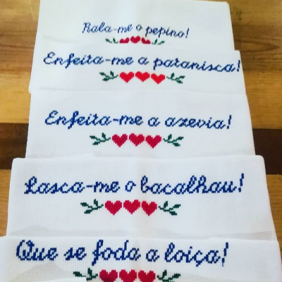 Panos de cozinha brancos bordados com frases e corações vermelhos