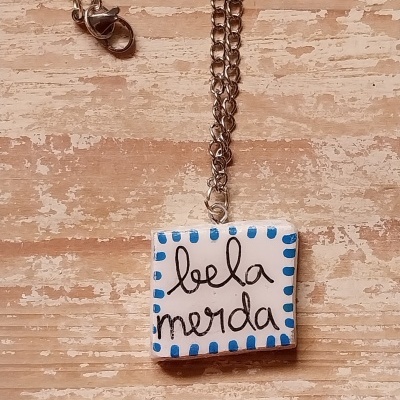 Colar de metal com pendente quadrado branco com texto 
