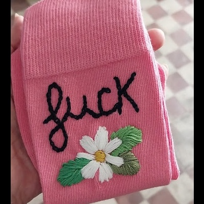 Meia rosa com bordado de flor e texto