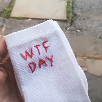 Meias brancas com bordado vermelho 