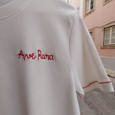 T-shirt branca com texto bordado vermelho Ave Rara