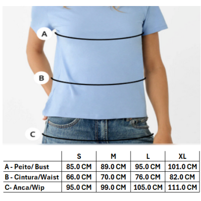 Pessoa com t-shirt azul clara e calças de ganga junto a tabela de medidas em cm para tamanhos S a XL