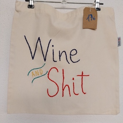Saco de tecido bege com texto bordado colorido Wine AND Shit e etiqueta de preço 17€