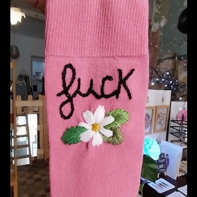 Meia rosa com bordado da palavra 