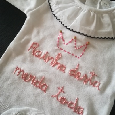 Body branco para bebé com gola e texto bordado com coroa