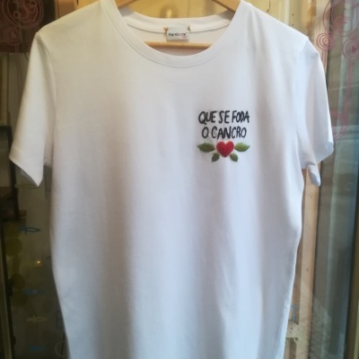 T-shirt branca com bordado colorido e texto em português