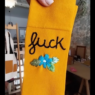 Meia amaralo mostarda bordada com palavra e flor