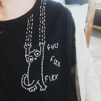 Camisola preta com desenho branco e texto 'FUCK FUCK FUCK'.