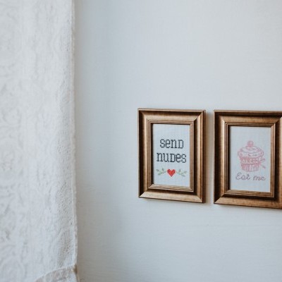 Dois quadros pendurados com texto e desenho de cupcake