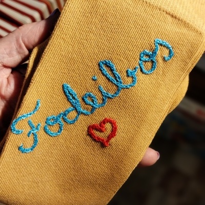 Meia amarela mostarda com bordado azul e coração vermelho