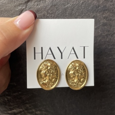 Brincos dourados ovais com relevo em cartão branco da marca HAYAT