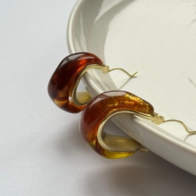 Brincos argola translúcidos âmbar e dourado com fecho metálico