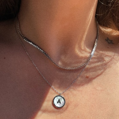 Colar duplo prateado com pendente letra A