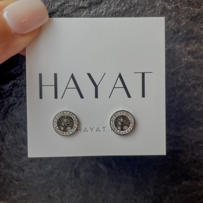 Par de brincos redondos com árvore no centro e pedras transparentes da marca HAYAT