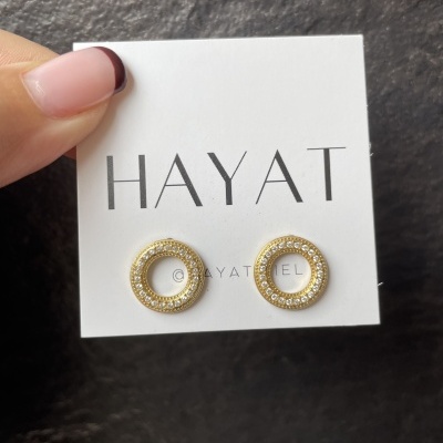Brincos redondos dourados com pedras em cartão branco com texto HAYAT