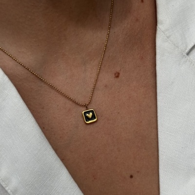 Colar dourado com pendente quadrado preto e dourado com coração