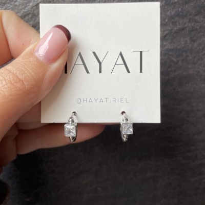 Brincos pequenos em prata com pedra quadrada transparente em cartão HAYAT