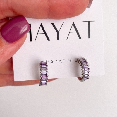Brincos com pedras lilases em cartão branco com texto HAYAT