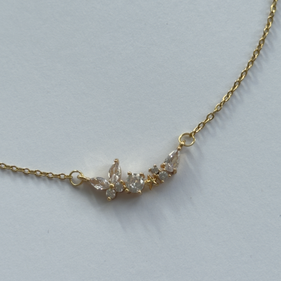 Colar dourado com pedras transparentes e estrela