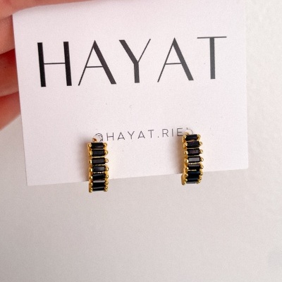 Brincos dourados com pedras pretas em cartão HAYAT